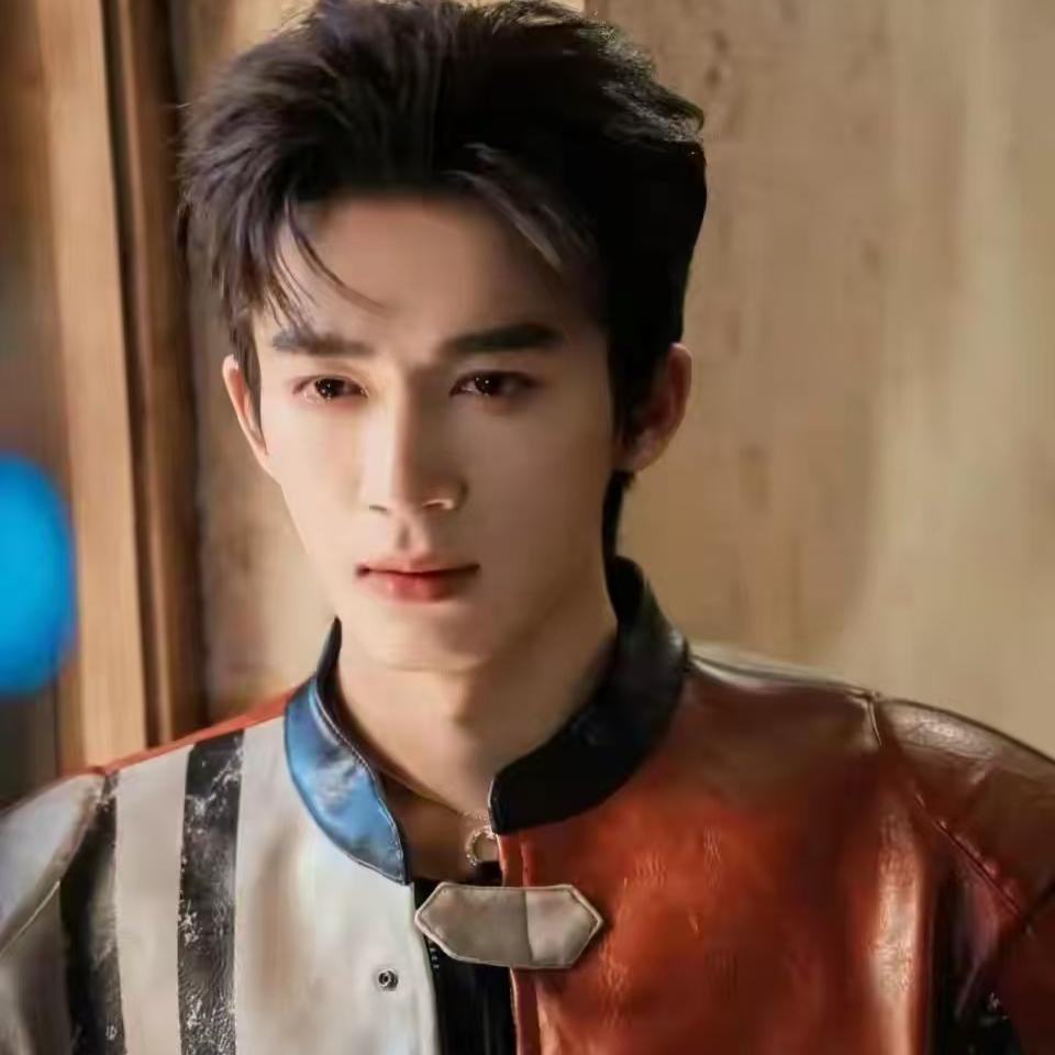 陈飞宇，上热搜了！

不是“阿瑟请坐”，不是“陈导之子”，而是一句“我的卡，拿去