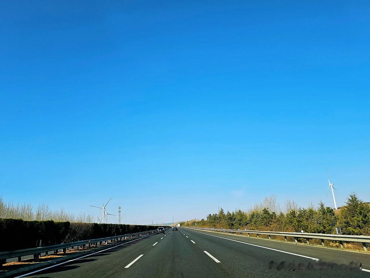 自驾一日游，高速公路赏山东特色景观，大风车啊转啊转，看了一路了，漫坡地里还在转，