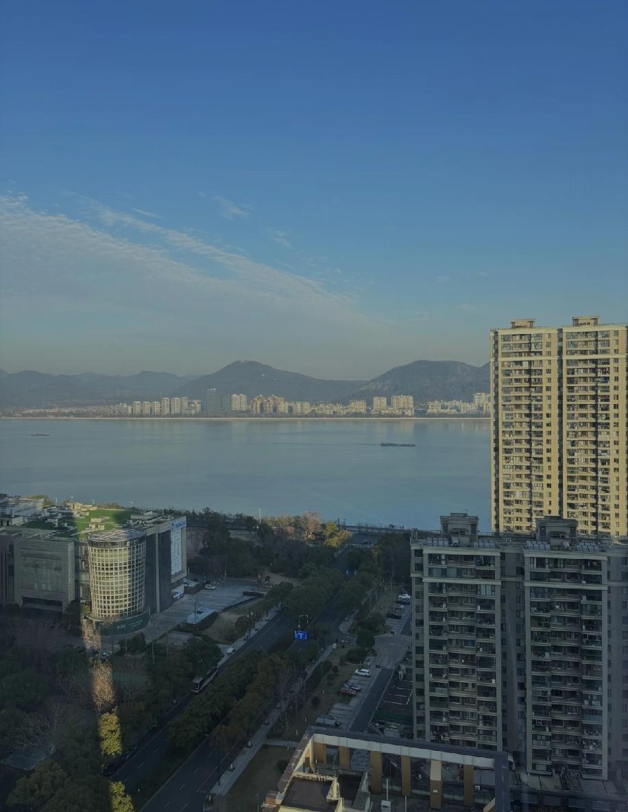 其实跳绳是超管用的减肥方式，早上起来至少跳500个，跳完歇一会儿再吃早餐，一整天