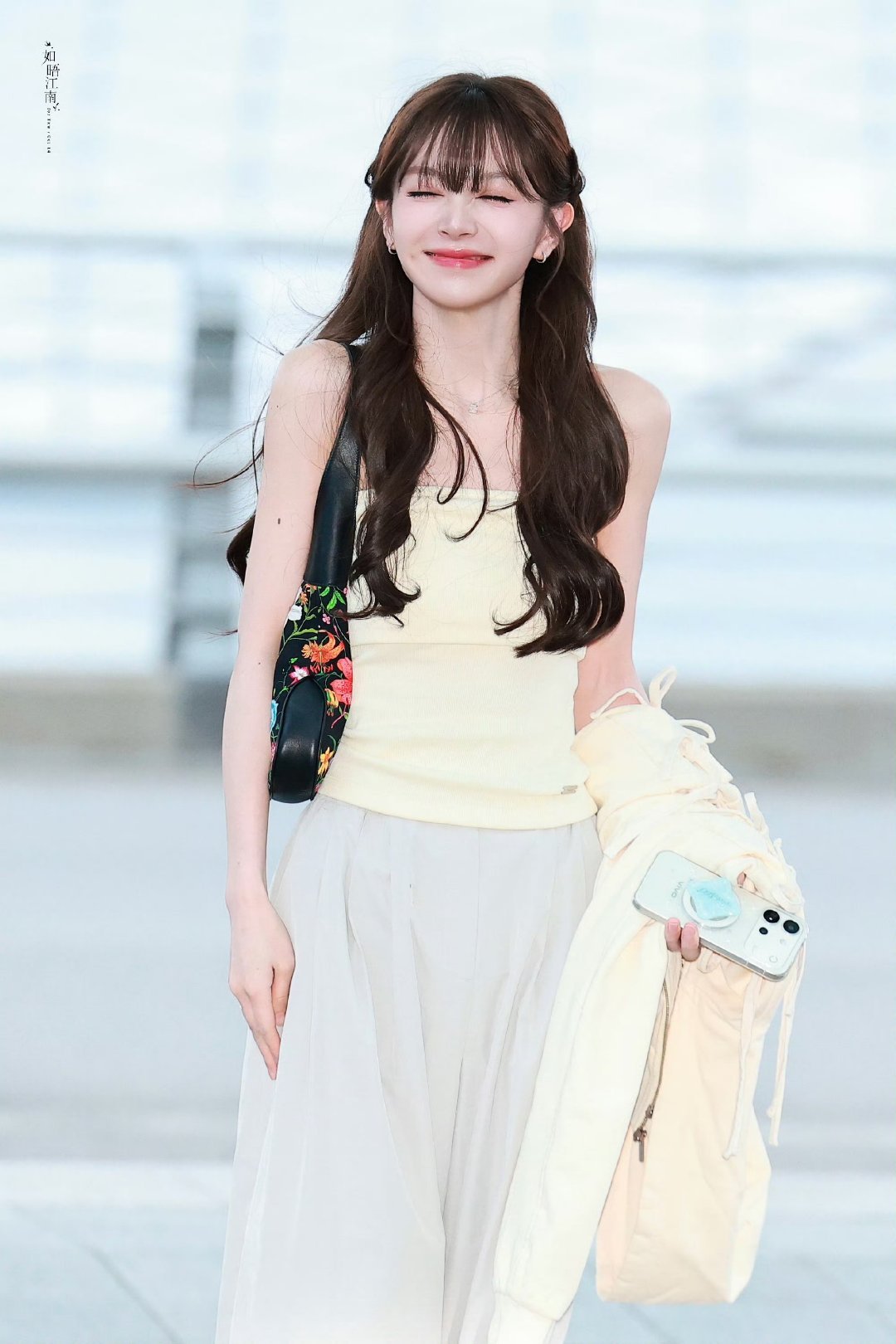 田曦薇爱豆级别的机场出发图这个田曦薇美的很出彩idol级别 
