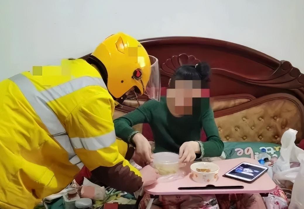 2018年，浙江杭州，21岁外卖小哥接到一订单，订单上备注：别放门外，请敲门送进
