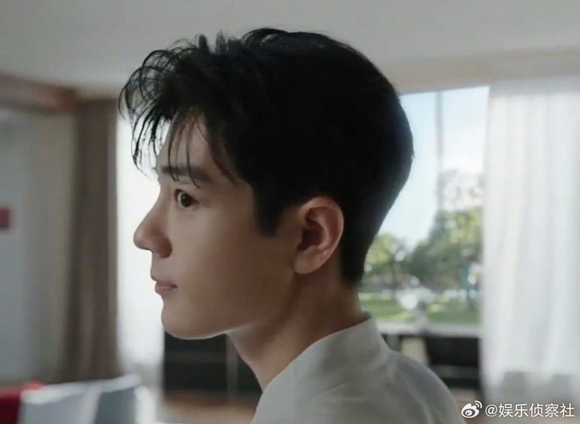肖战哥哥这套纯白look，好休闲，适配度好高！｜肖战[心] ​​​