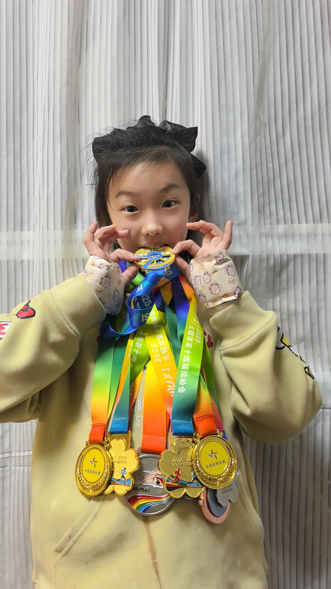 2025年收获满满！既有个人单项金牌的突破，期末还获得了“品学兼优”！你真棒！谁