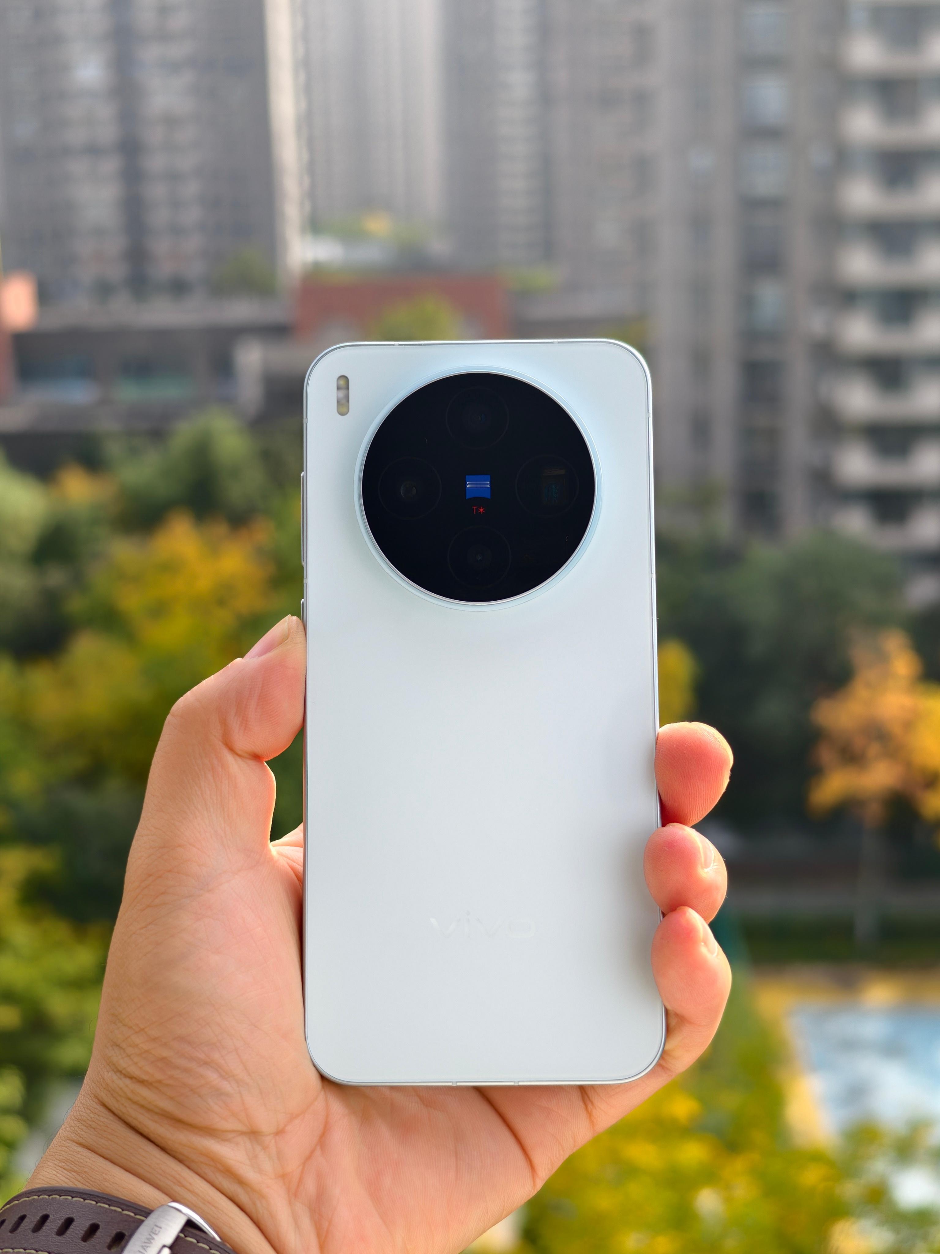 vivo X300这个自在蓝越看越喜欢，简约耐看又小巧，已经换主力机了[喵喵] 