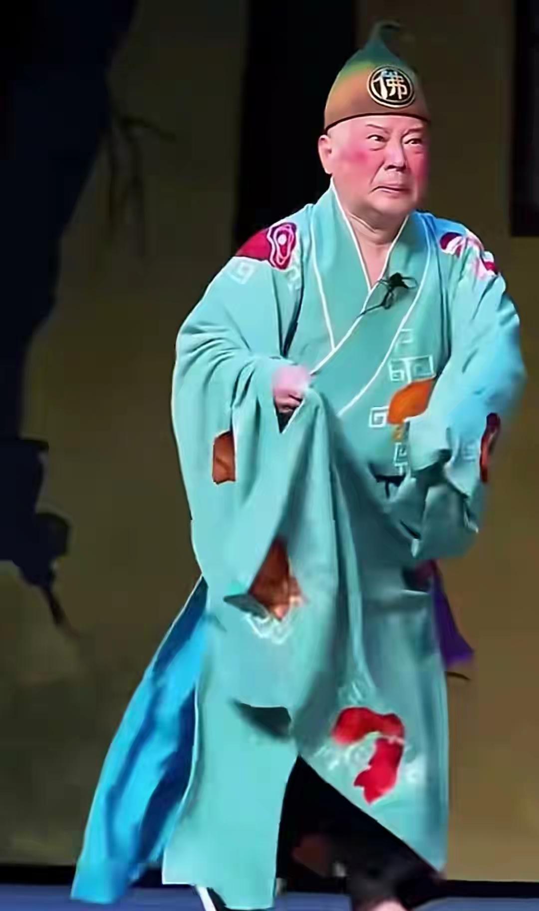 为什么德云社说现在很难在相声界里混了？
原因很简单，不是没人喜欢相声了，也不是他