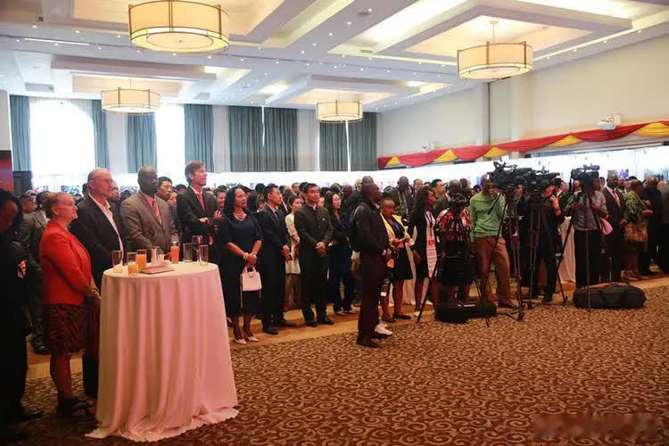 冯德莱恩疯了？ 2026年1月14日，冯德莱恩这回可是玩大的，张口就要发债筹集9