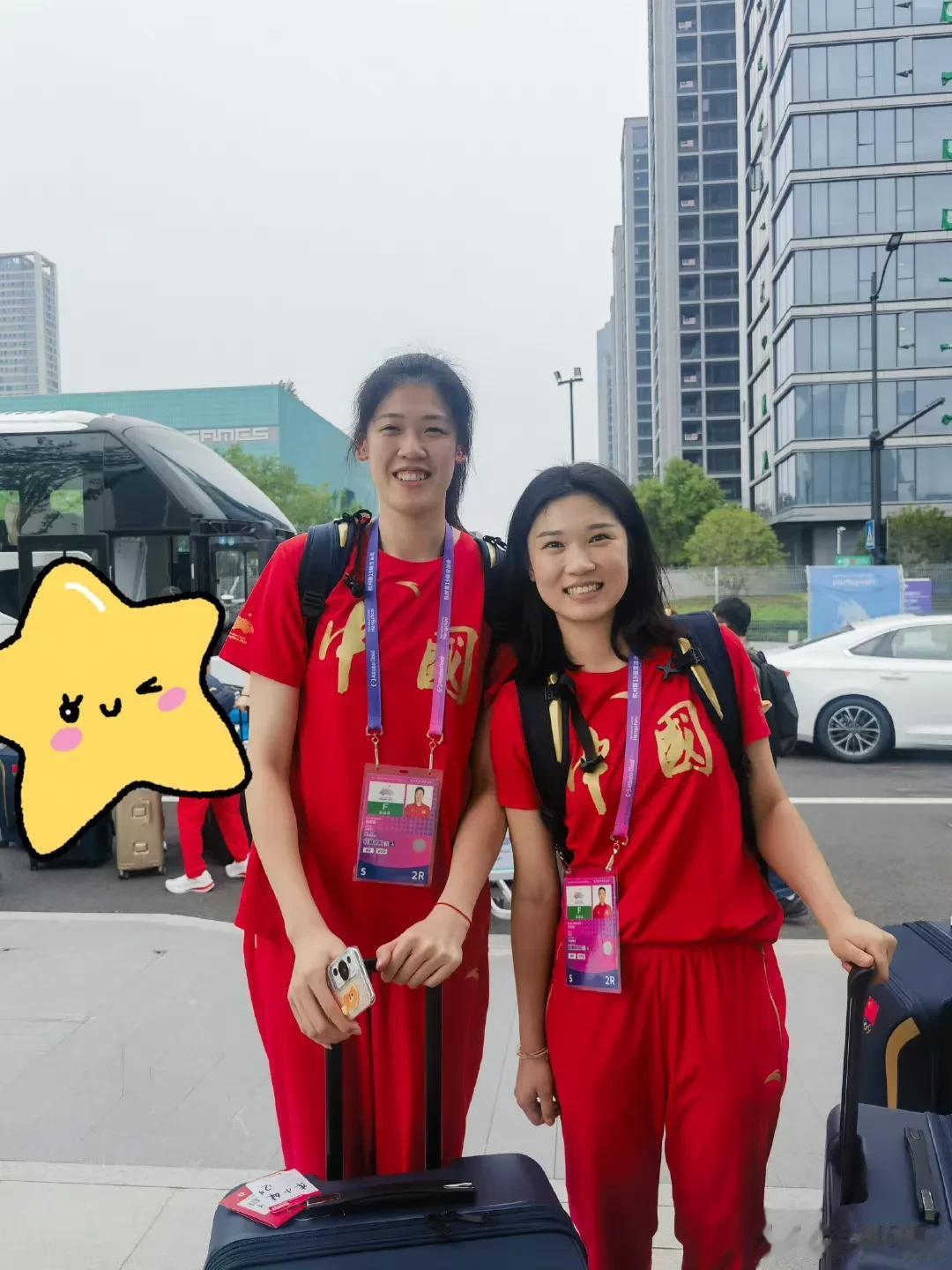 个个都是大美女 人人都是大长腿，忒漂亮啦！#中国女排# 
中国女排队员抵达杭州亚
