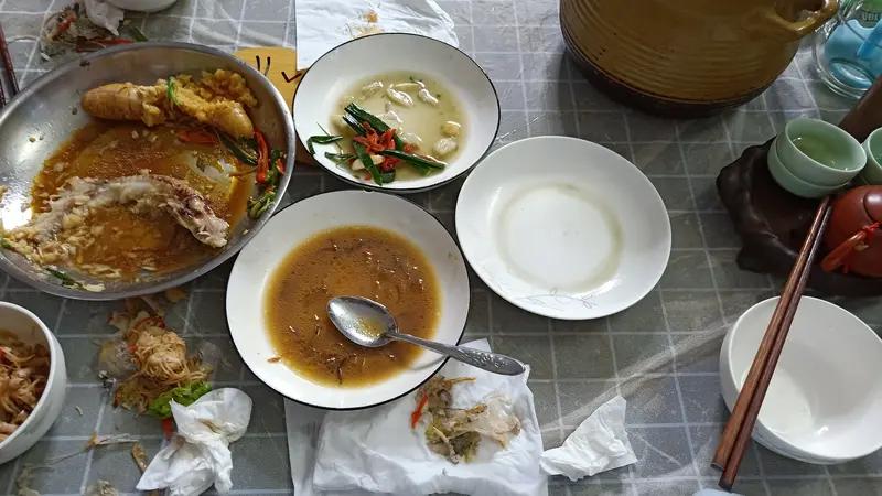 家里做饭做多了，难免会剩下饭菜。不少人陷入两难：丢掉觉得可惜，留着吃又被网上说法