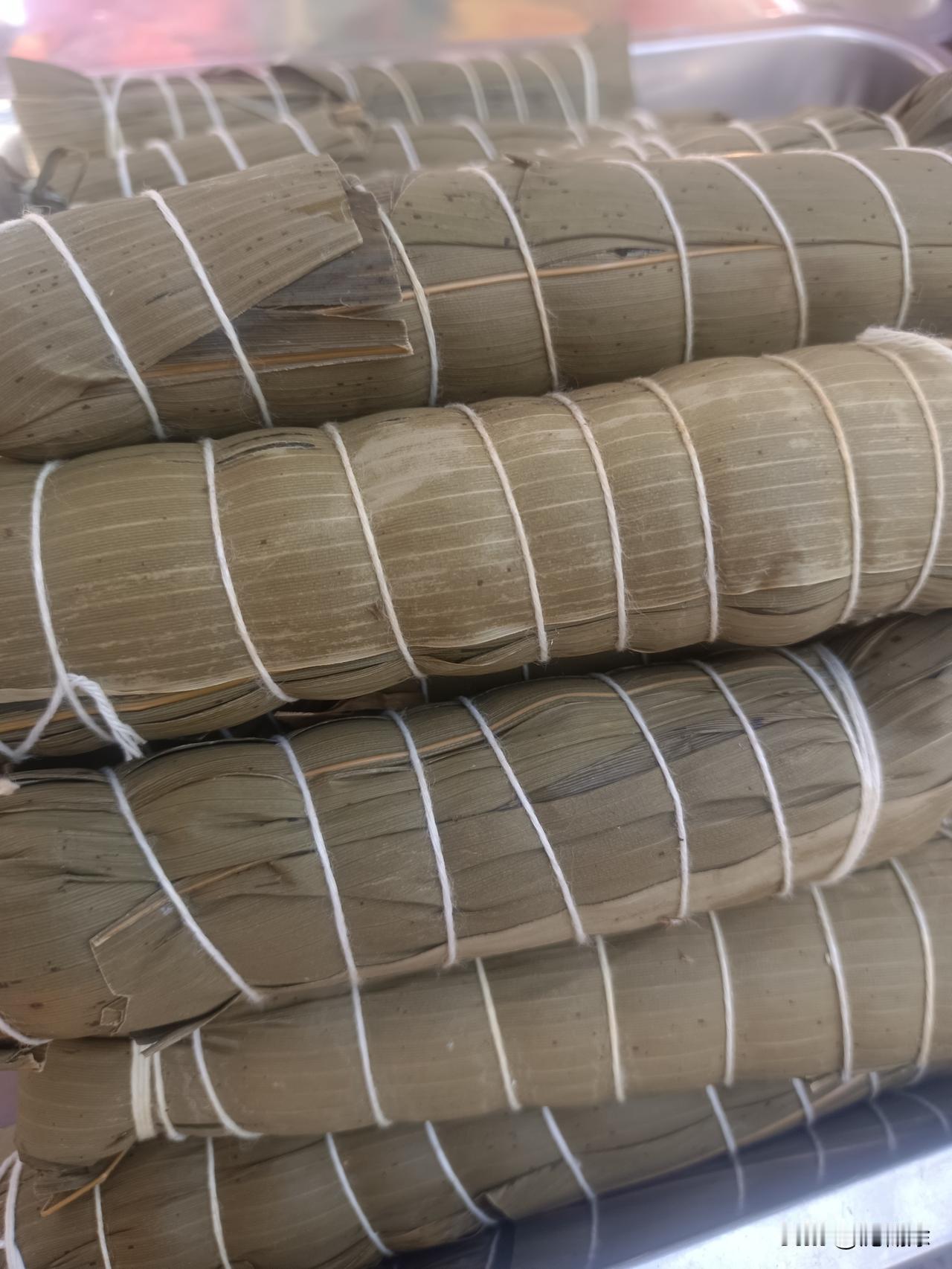 别人的吃喝自由：想吃就吃，无拘无束。
我的吃喝自由：对着这堆凉粽反复看了十分钟，