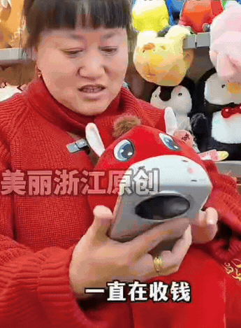 什么时候也能够发财到这种地步？
义乌“哭哭马”老板娘无奈到要开“静音”，
手机信