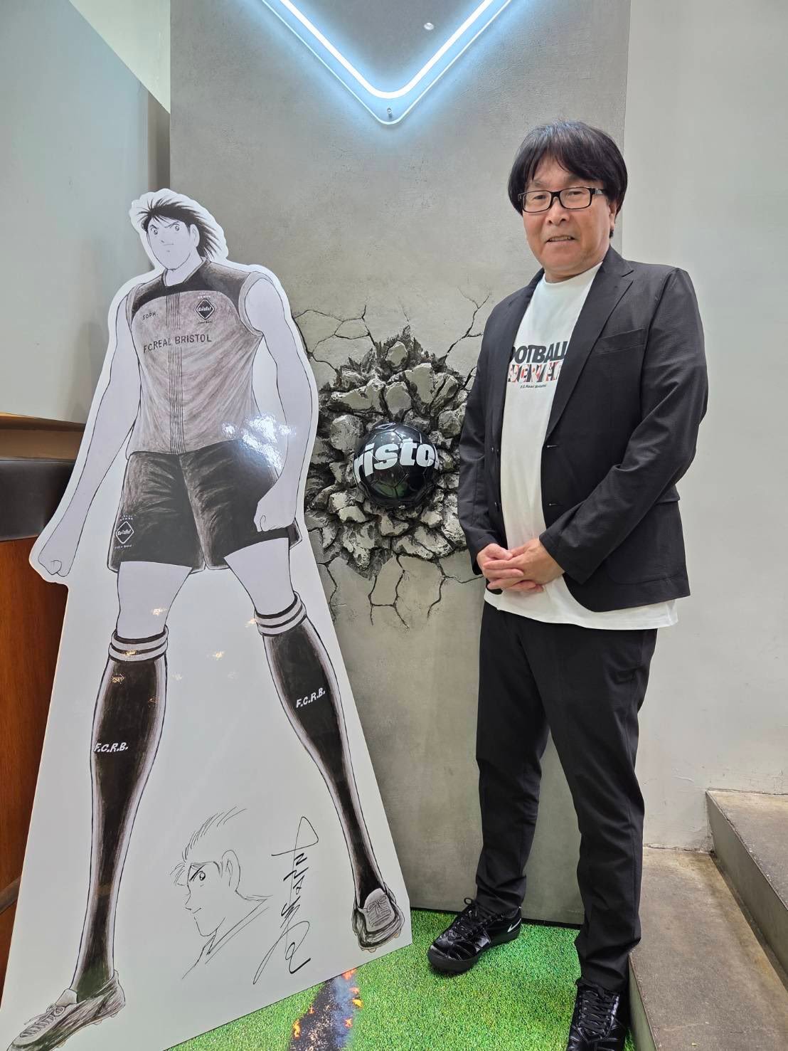 高桥阳一老师今天现身足球小将和SOPH.联名服饰的签名会