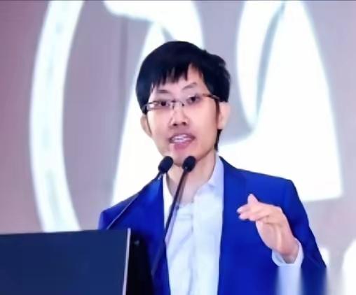 一个管着上千亿资金的量化大佬，梁文锋，突然在内部会上，对着帮他赚钱的整个团队，扔