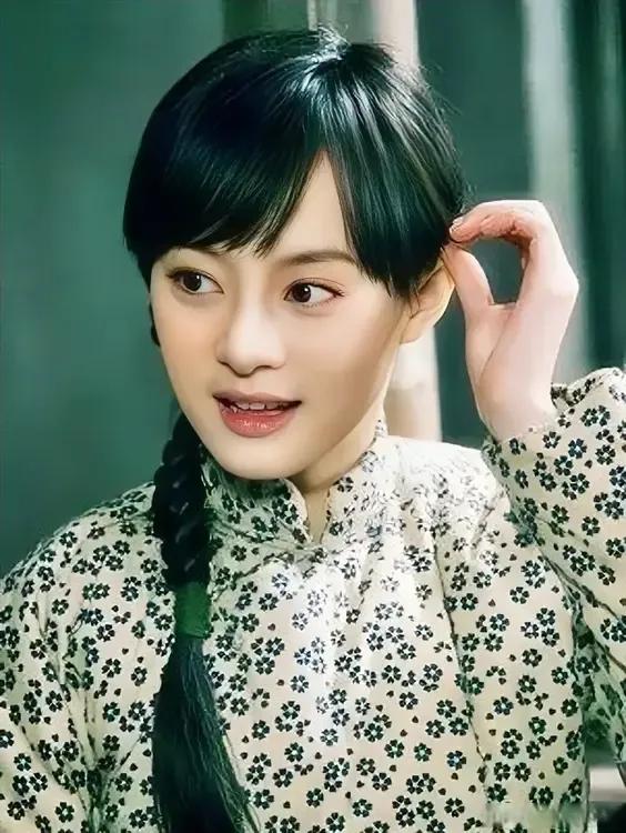 孙俪留长发，妥妥的一个氧气美女。
不知这是哪部作品的造型，应该是一个村姑角色，但