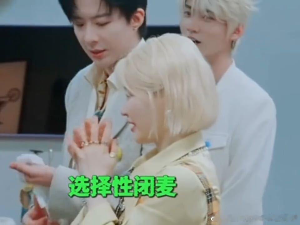 张凌赫等着金靖夸他，她却不说话。他急了：“你说话呀！”金靖被质疑为了他抛弃别人是