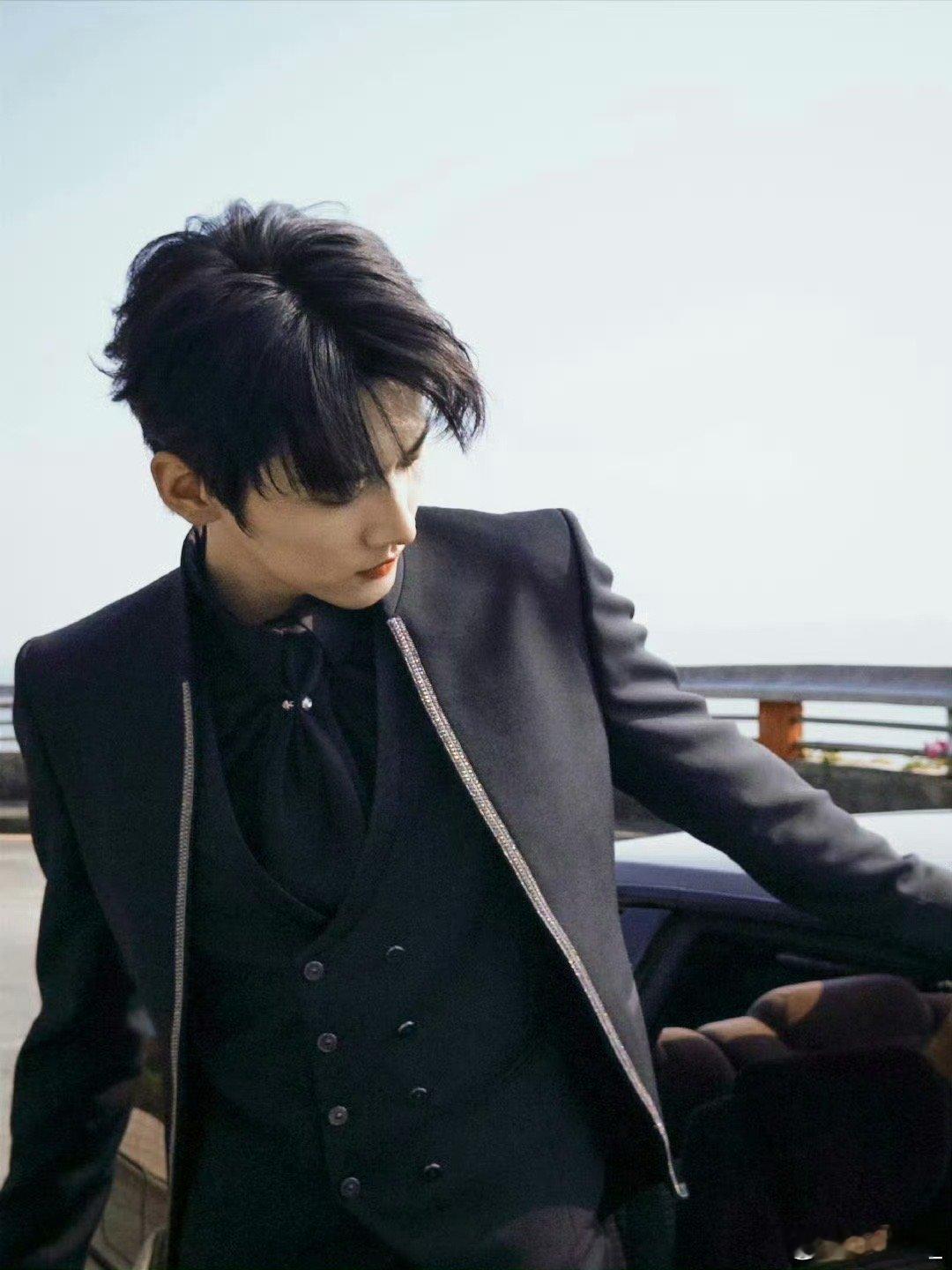 周柯宇周柯宇红毯最快换装看周柯宇红毯换装看呆了！前一秒还是西装革履，下一秒就换了