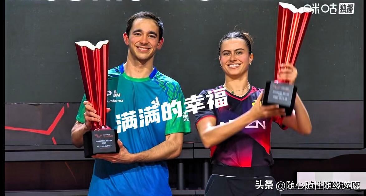 雨果、高桥终于抱得奖杯入怀！

两人开心举起奖杯，开心大笑，开心拥抱，其实最开心