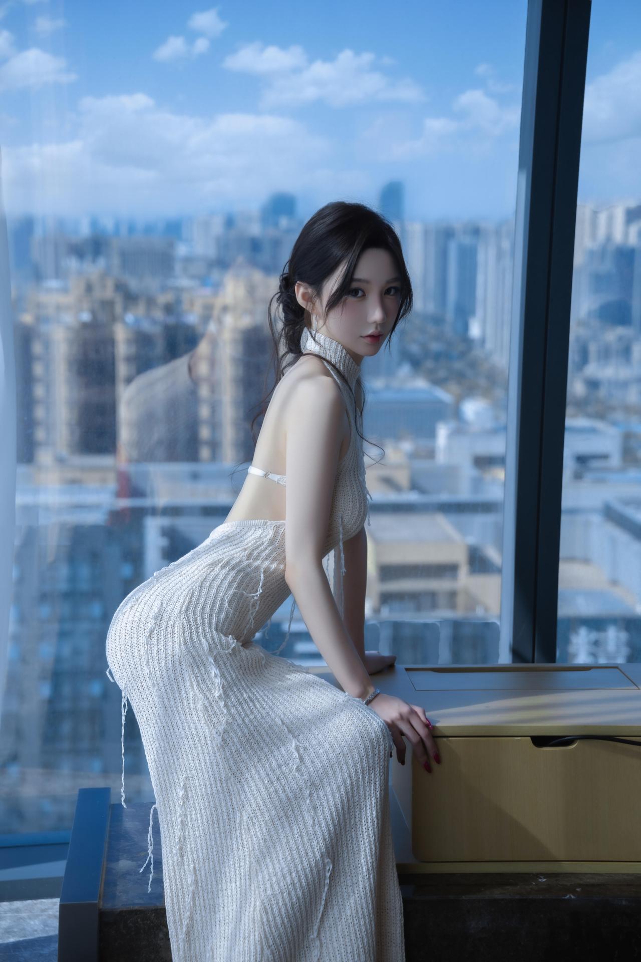 都市少女，俯瞰城市，优雅姿态，时尚穿搭