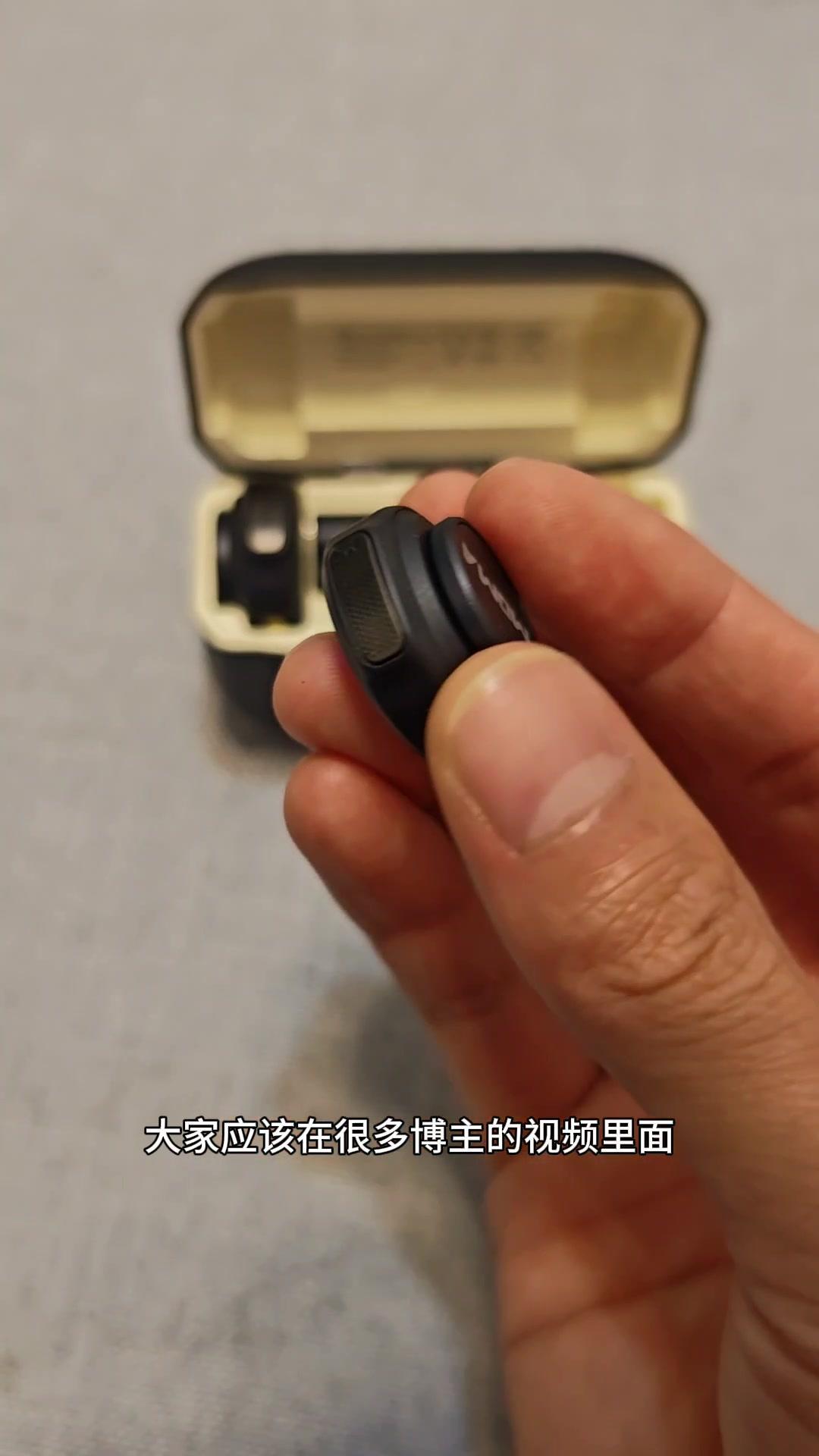 1️⃣外观及用法
包含一个接收器跟两个纽扣型的收音麦克风。接收器直接插到手机上，