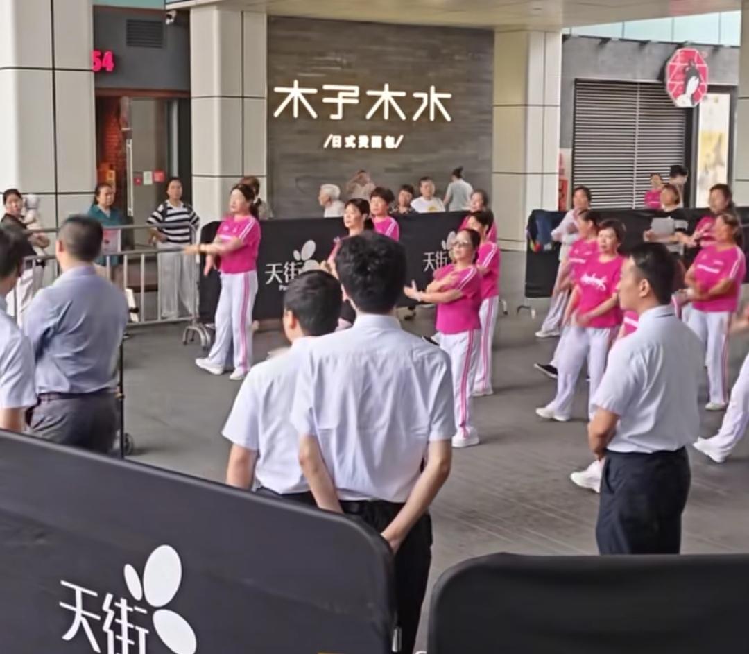 高考在即，全城都在为考生护航降噪。
6月5日，重庆沙坪坝龙湖U城天街，广场舞高分