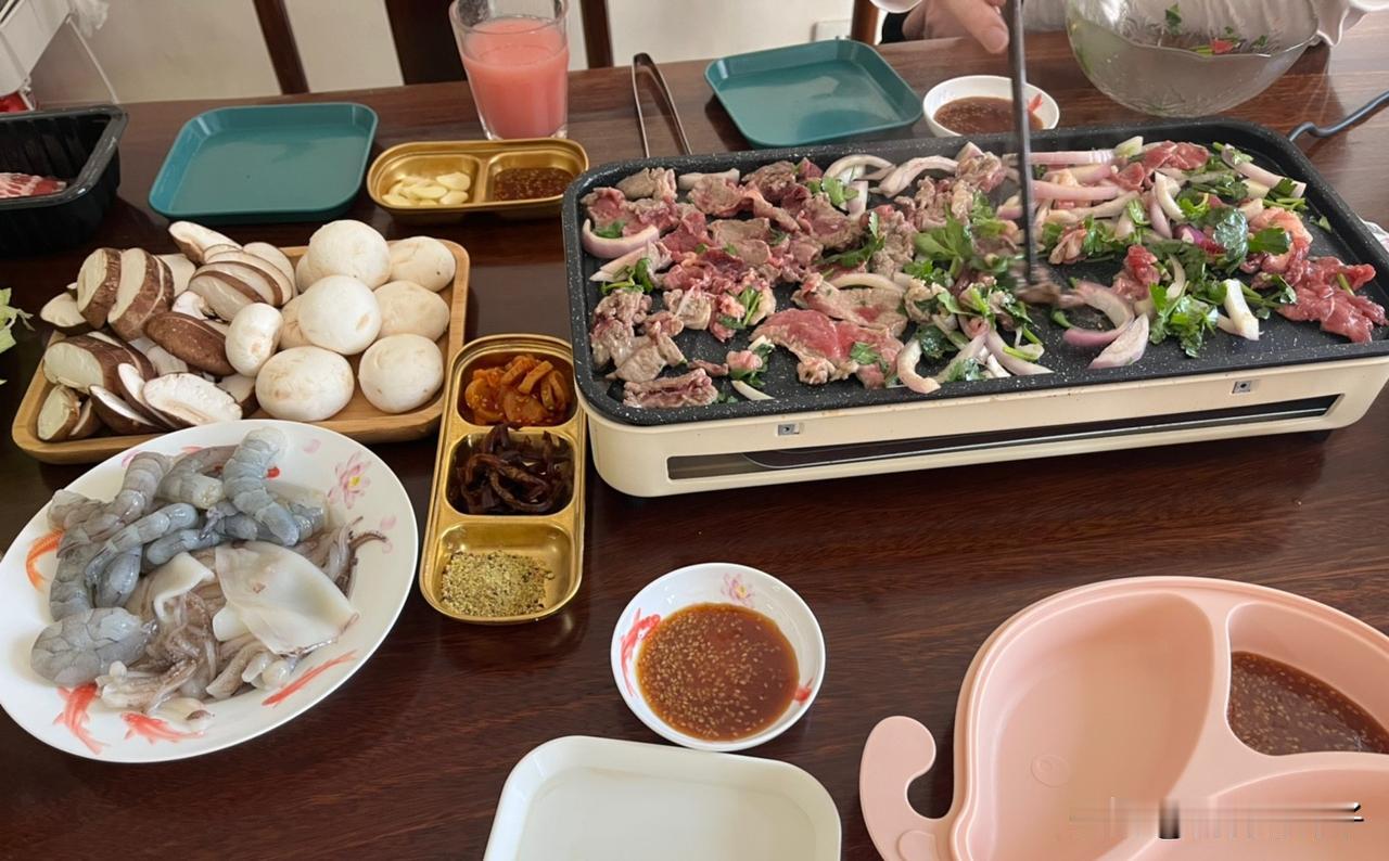 今天在家里吃自制烤肉，感觉特别好，省心省钱。

我家儿子、儿媳妇和孙子，都特别爱