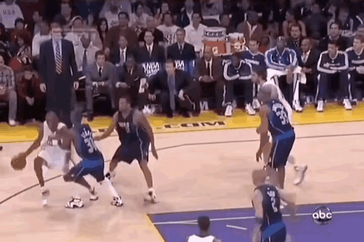科比经典的1打5场面！加索尔位置已经很好了