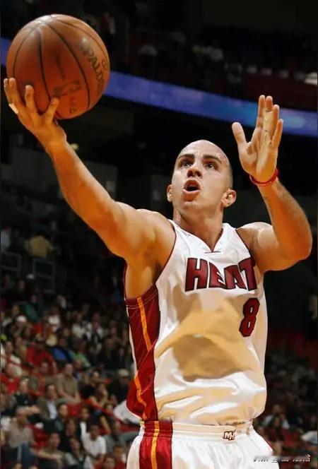 阿罗约算不算一个真正顶级的后卫？

卡洛斯·阿罗约是一位在国际赛场上取得辉煌成就