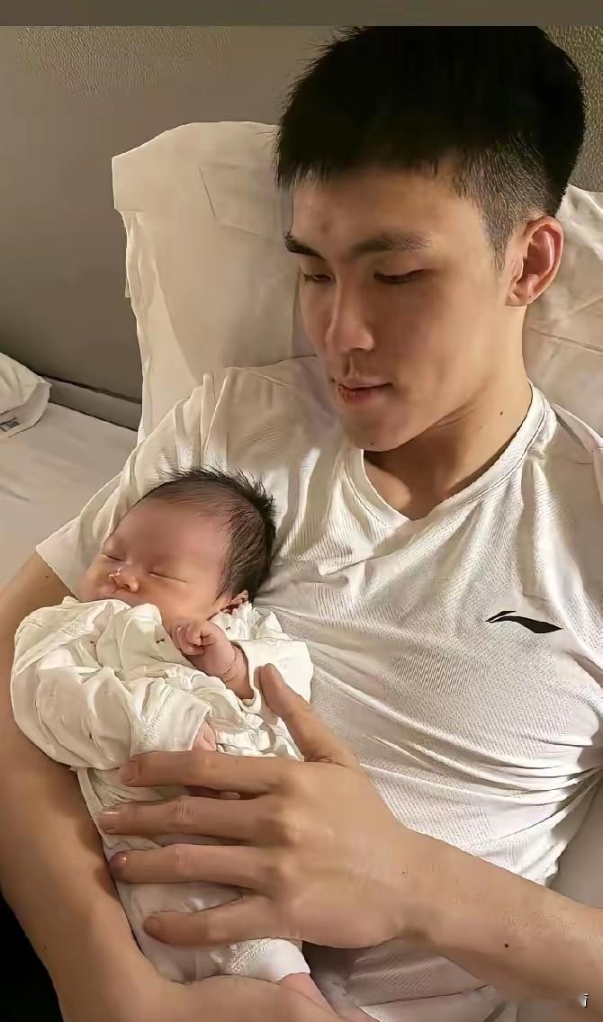 谁能接受，自家孩子落地二十多天，当爹的连第一眼都没赶上？
 
广西老六庞峥麟，头