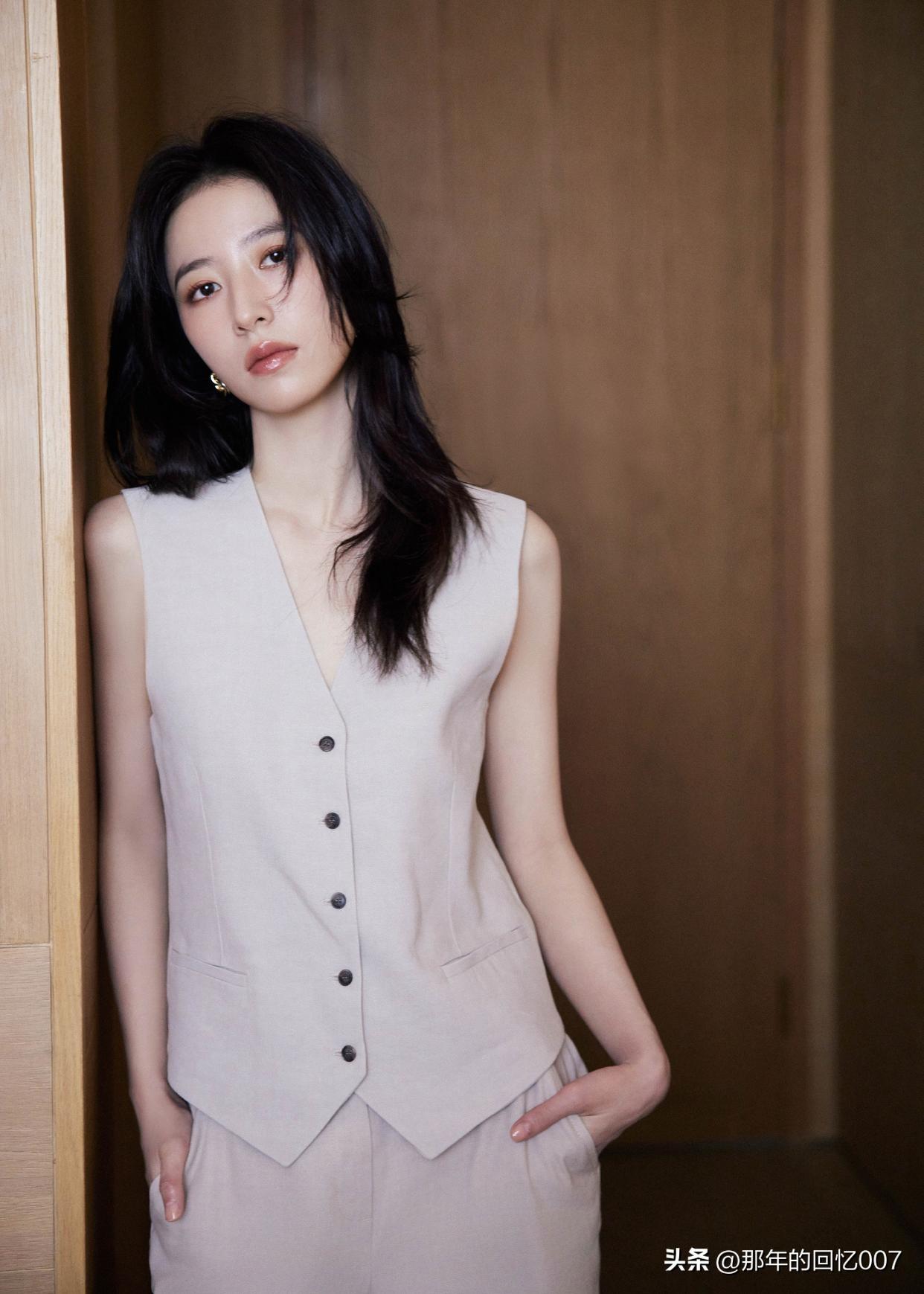 温柔黑发少女，浅笑入画来