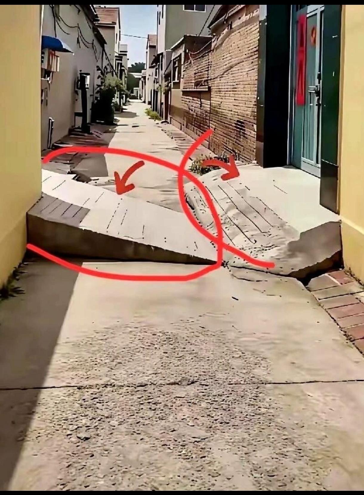 地台这么高，就是个大坡，咋进屋？这两家较上劲了，互不相让。古有六尺巷，抬头不见低