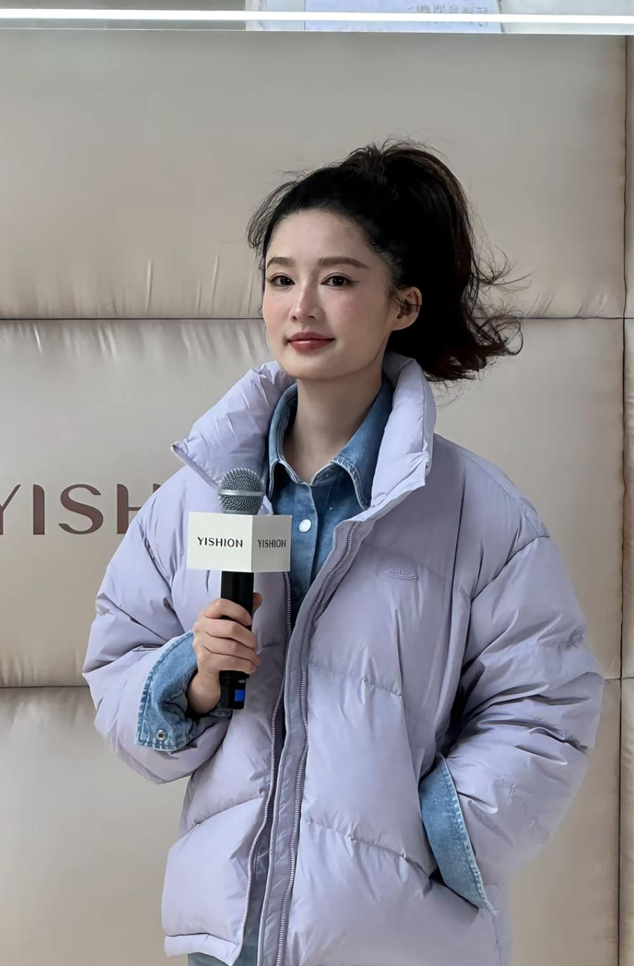 春熙路偶遇活脱脱的“女大学生”李沁！丸子头一扎，蓬松感裹着点随性的碎发，笑起来眼