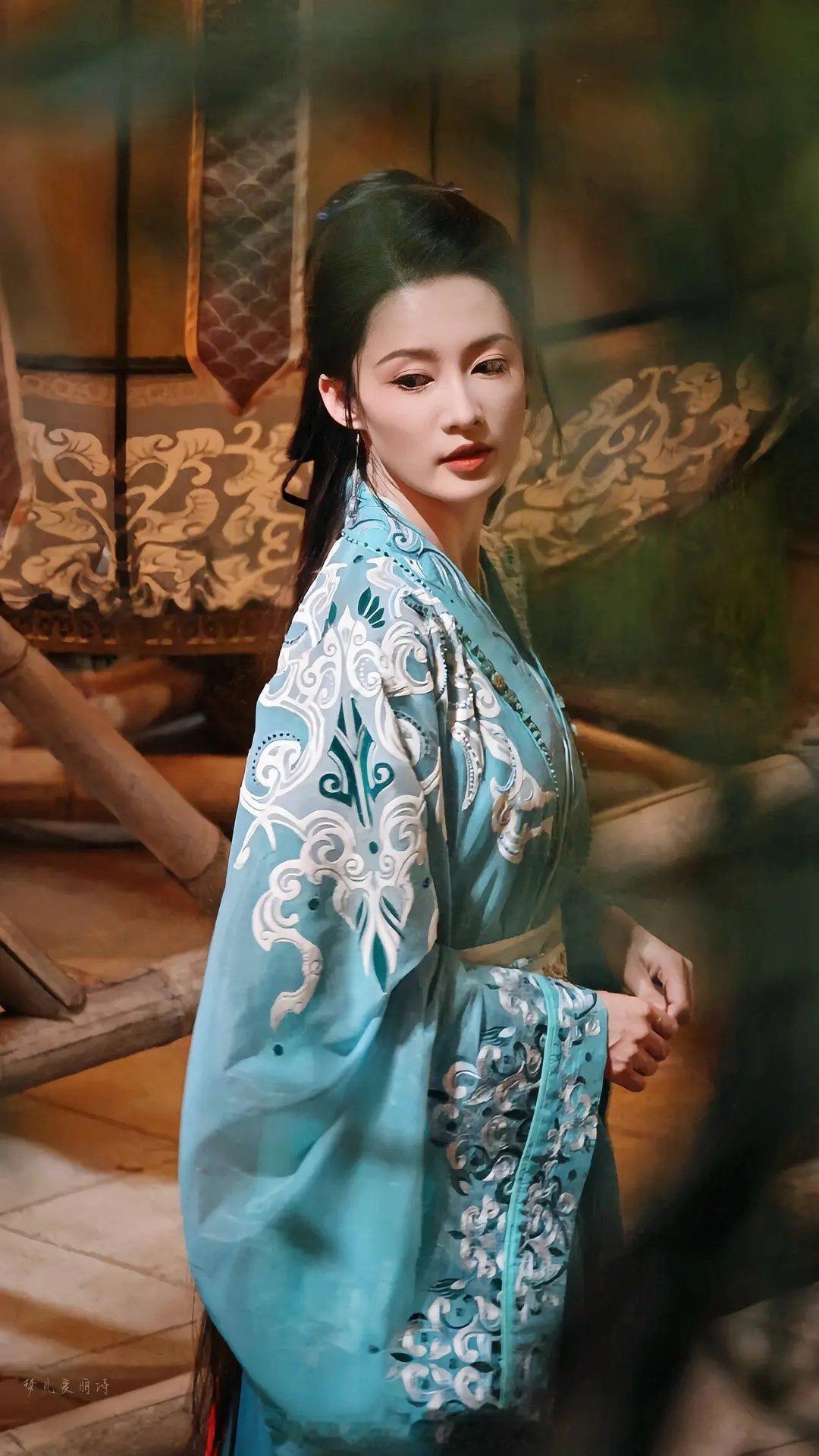 李沁这个妆造感觉奇奇怪怪的 ​​​