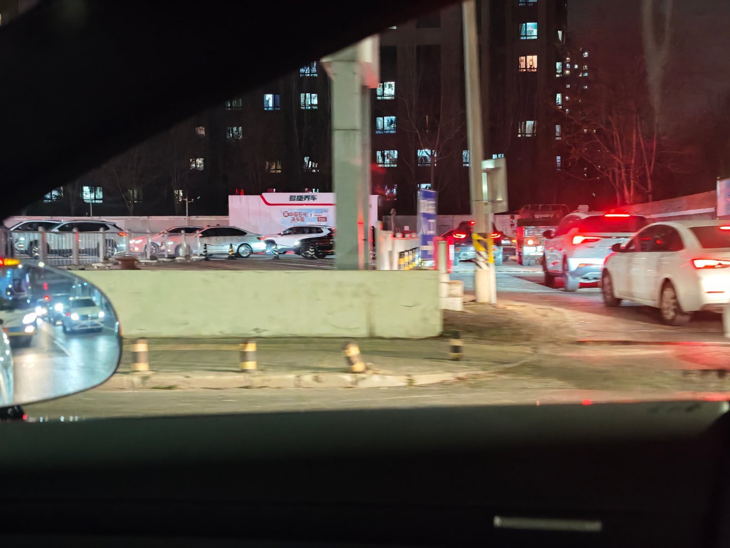 今晚调整油价加油站这个点还是在排队上午比现在人还多，这波油价确实涨的有点猛还好，