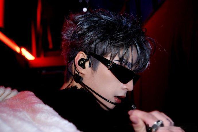 刘耀文晒了神图，谁懂这个刘耀文六周年演唱会神图的帅气值呢，六周年快乐呀！ 