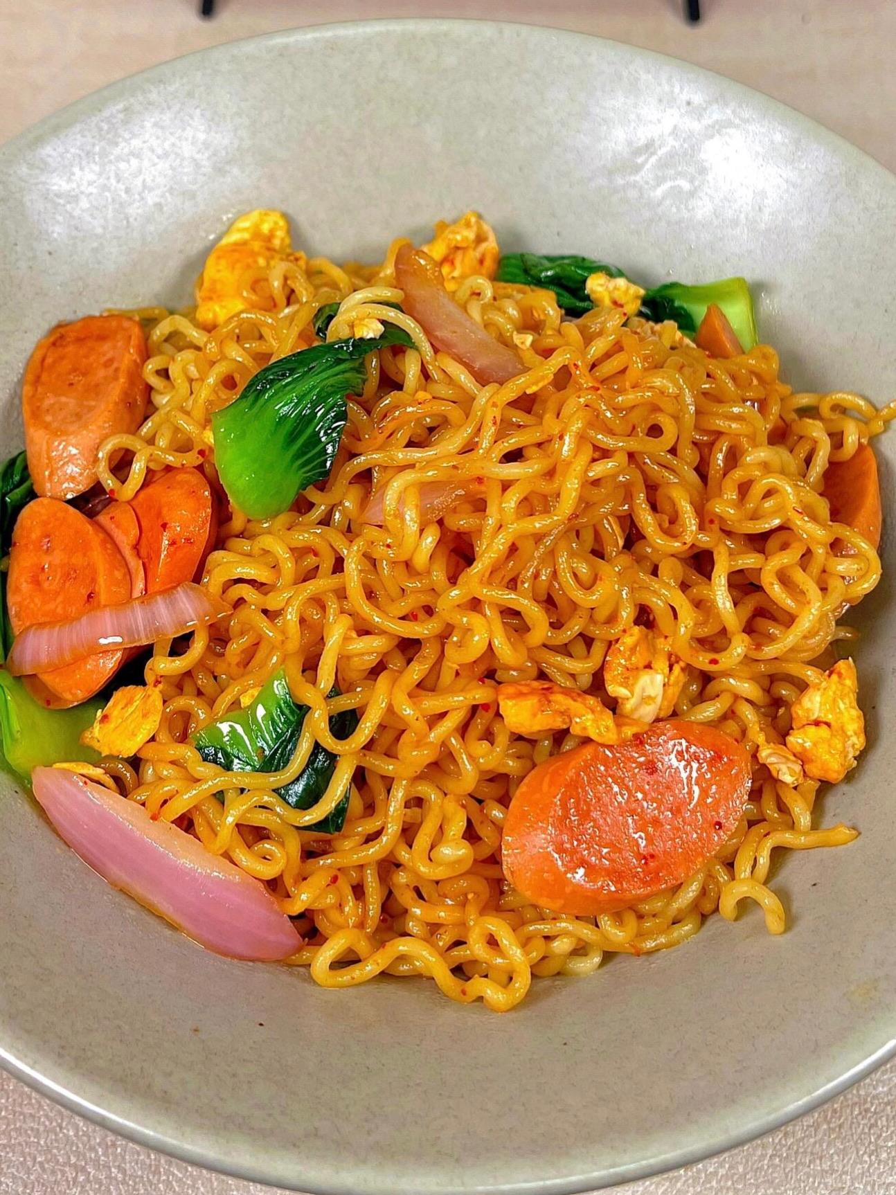 在家轻松炒方便面，嘎嘎香。食材： 方便面，火腿脇，青菜，洋葱 料汁:2...