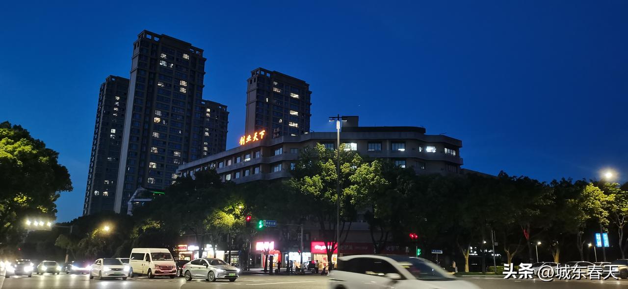 今天路过樱花公园旁的红绿灯，看到几个大字“创业天下”。

现在还提倡创业吗？国家