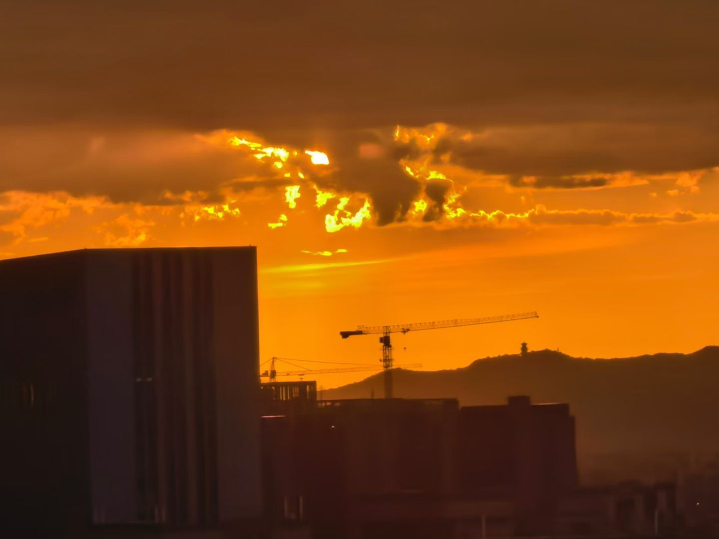 落日余晖映晚霞一抹夕阳美如画 