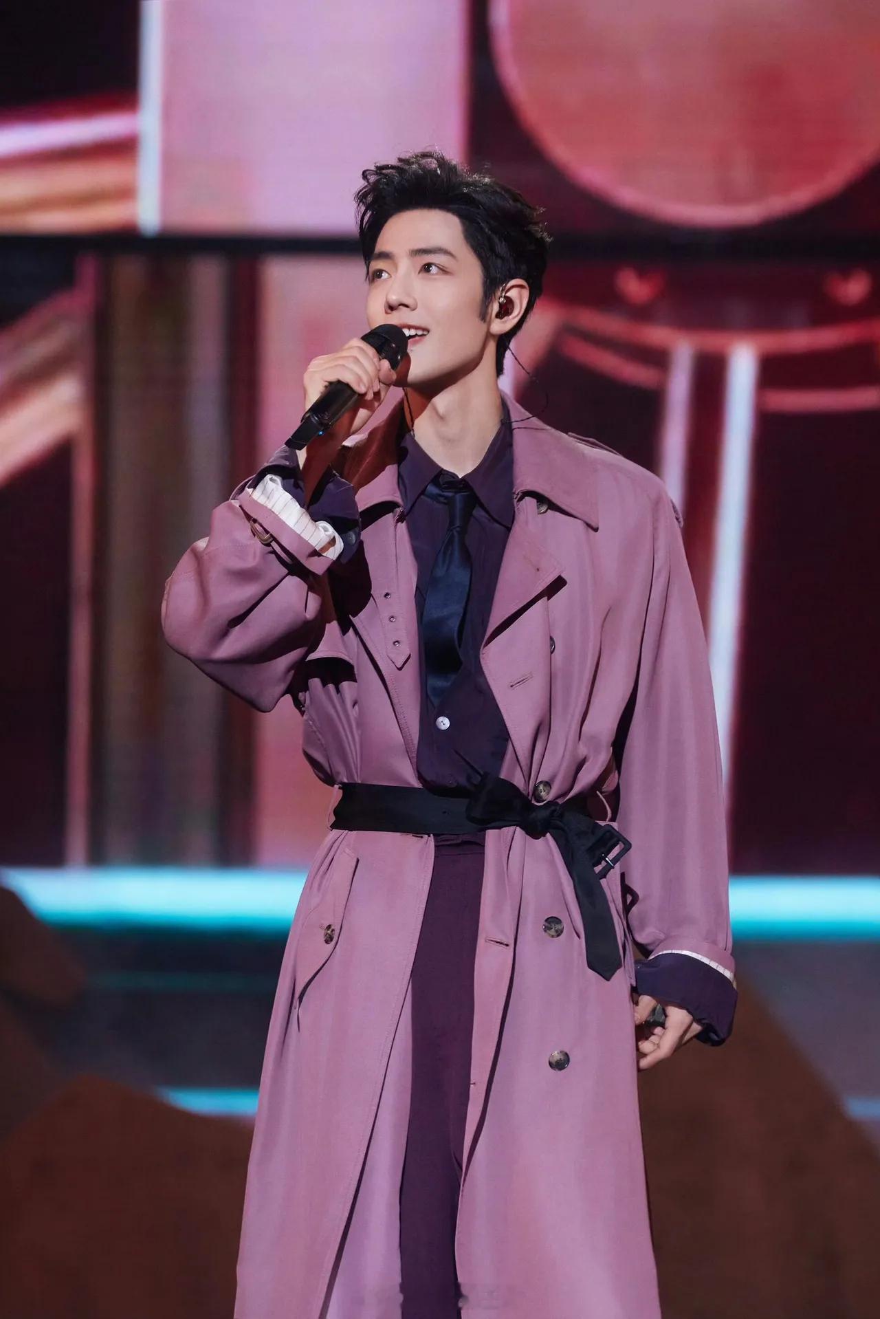 圣罗兰这套有点被肖战的舞蹈防爆了。单论造型，这套紫色的真的很亮眼，可能是这个颜色