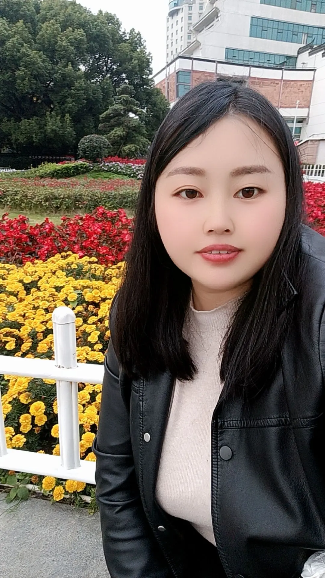 日子过得好迷茫 拆了东墙补西墙 眼看天气在变冷 不得一件好衣裳
