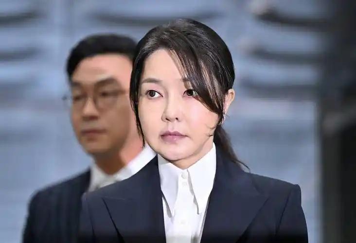 金建希二审获得减刑，庭审表态切割尹锡悦，韩国保守派或面临重新洗牌。

金建希卖官