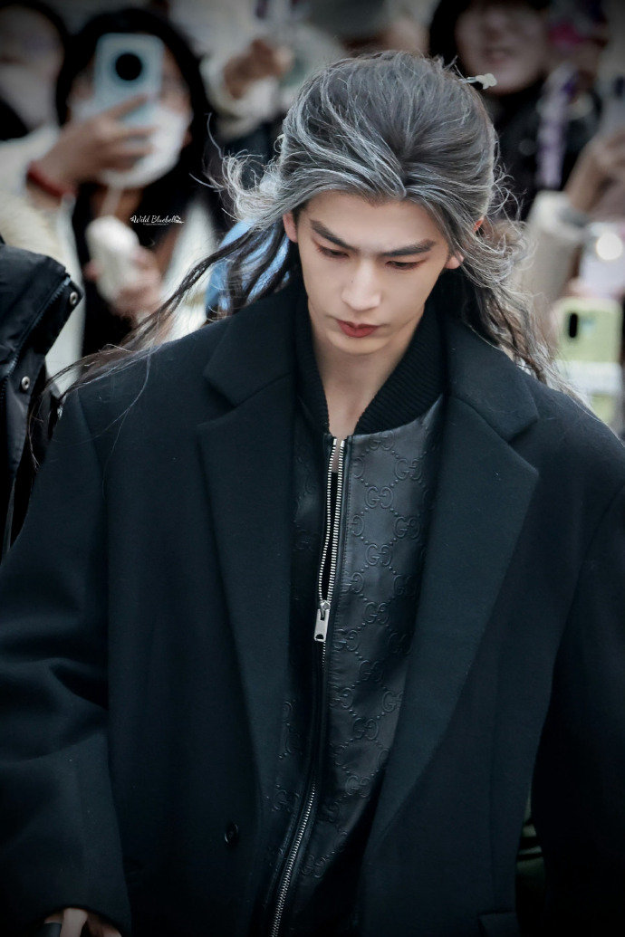 张凌赫归鸾张凌赫《归鸾》路透，古装第一次白发造型来了。从市井糙汉变成雄踞半壁江山