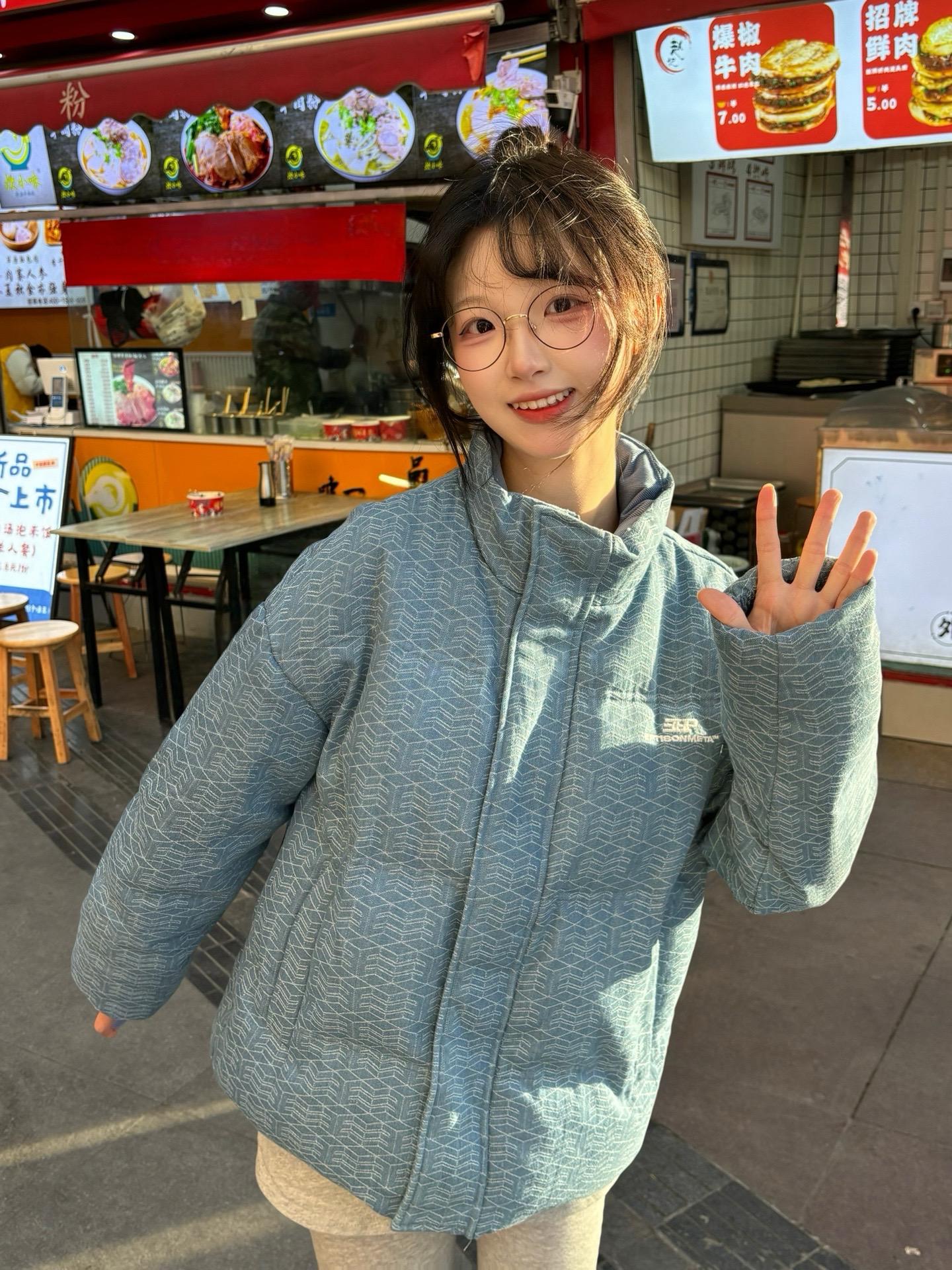 今天偷电瓶的时候被抓了。本来想跑路 警察说了一句老实点别动 我立刻放弃...