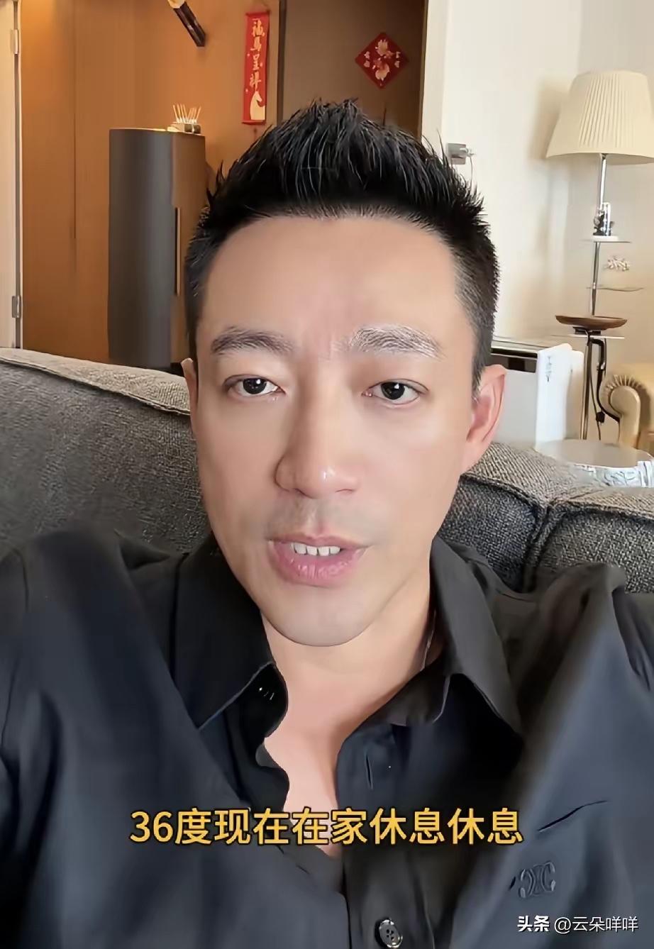 徐妈妈曾经那么疼爱小菲，现在去慢慢的疏远了，真的是太难了，小菲对她也很好，送了很