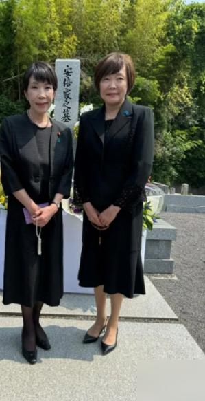 安倍晋三估计要死不瞑目了，他老婆安倍昭惠在他死后，四处走穴，名为公益文化外交，实