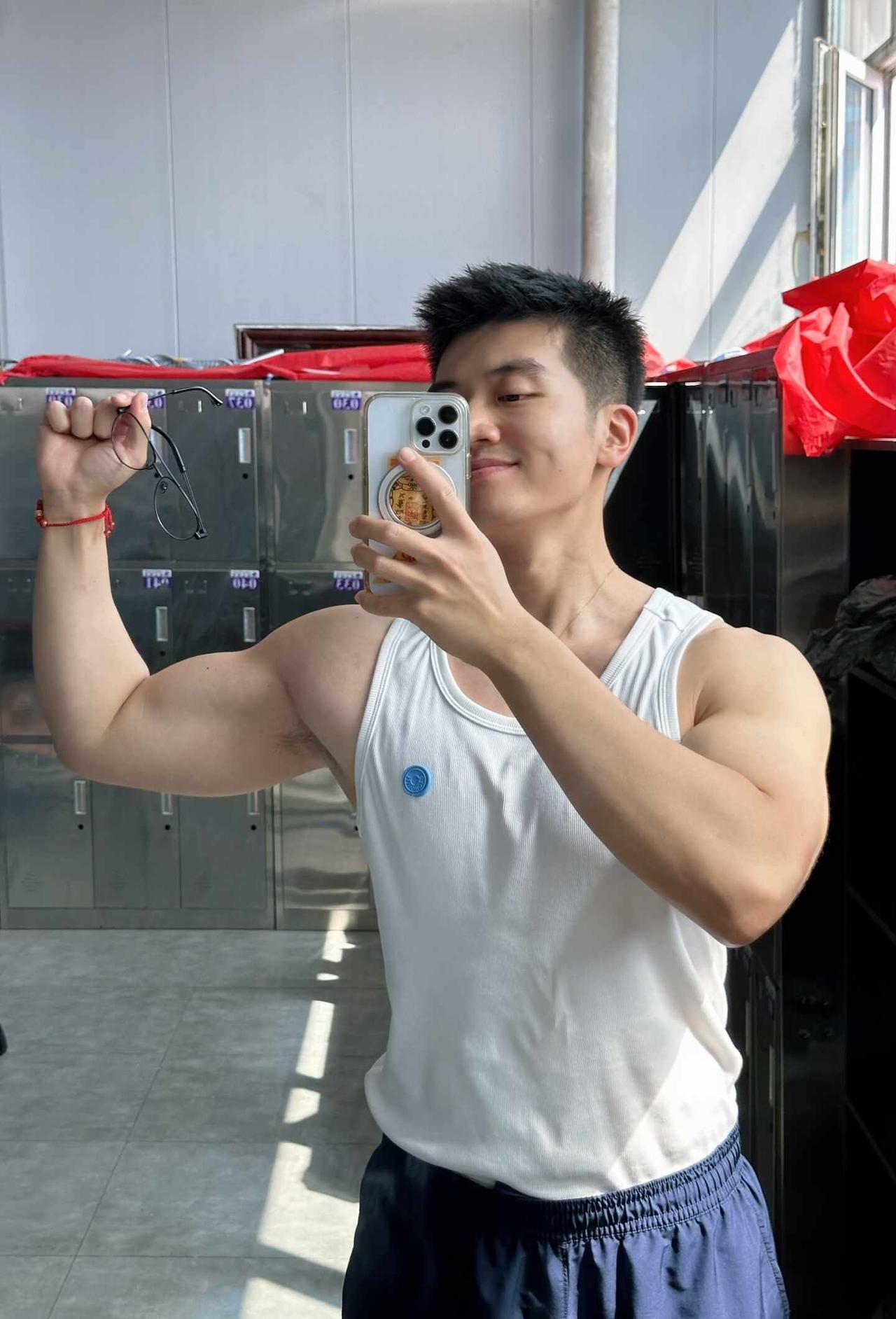 端午安康💪🏻吃粽子
又是锻炼的一天，今天练胸💪🏻
朋友送的艾草挂饰很喜欢