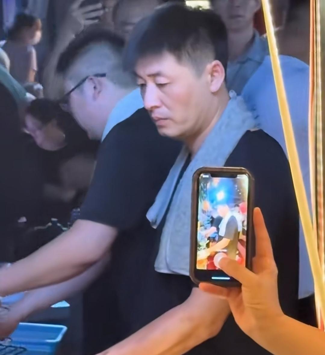 自从平顶山这位烧烤大哥开了一次直播，现在的烧烤摊前，被挤的水泄不通！

晚上还有