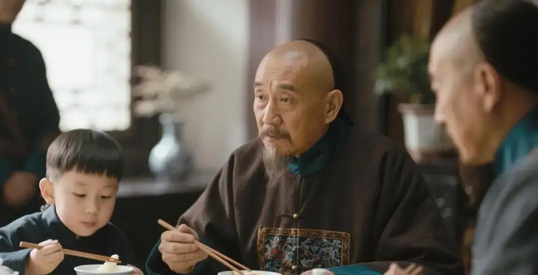 大清同治年间左宗棠赴宴，见主人家儿子吃饭先夹众人面前的菜，他放下筷子，小声对副将