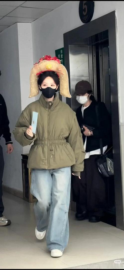 李一桐最新《金枝》出妆的头冠也太太太太大了吧谁要害桐姐，复古但是也不还原吧 