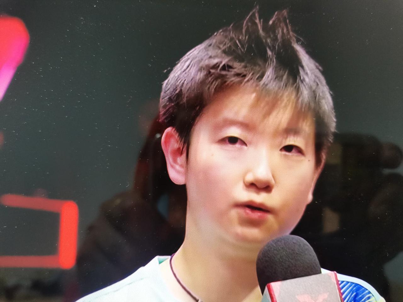 新加坡大满贯女单冠军的最新发型来了，经过了女单决赛的六局大战，最终是解说周冠达老