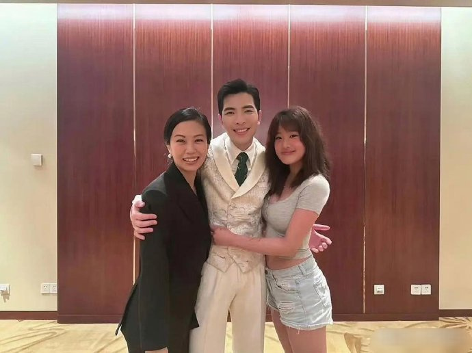 贾静雯大女儿晒与萧敬腾合照，像极了一家三口 ！萧敬腾绅士手亮了！ 