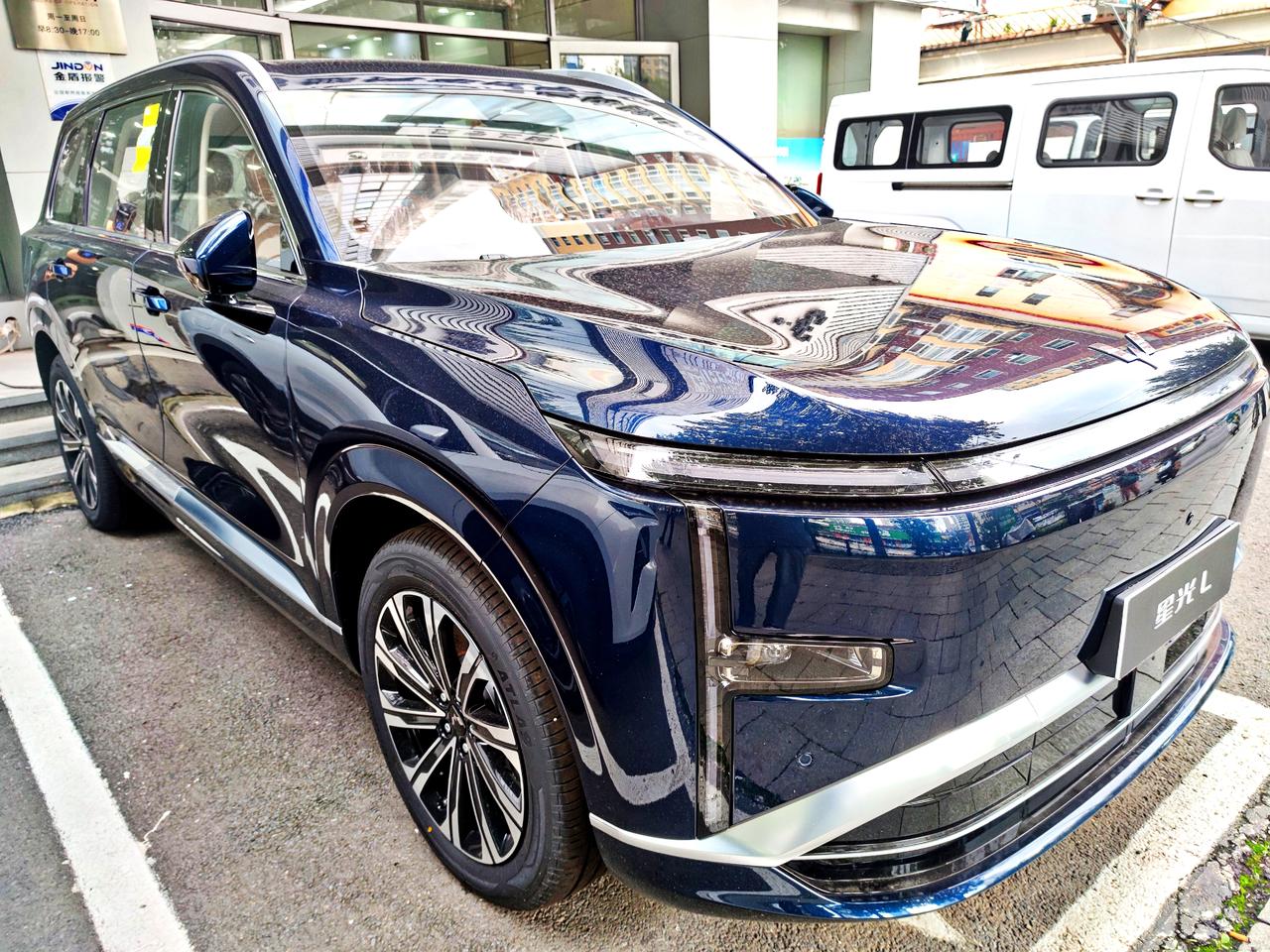 长续航大六座SUV《星光L》
   星光L是上汽通用五菱旗下，一款全新十万级家用